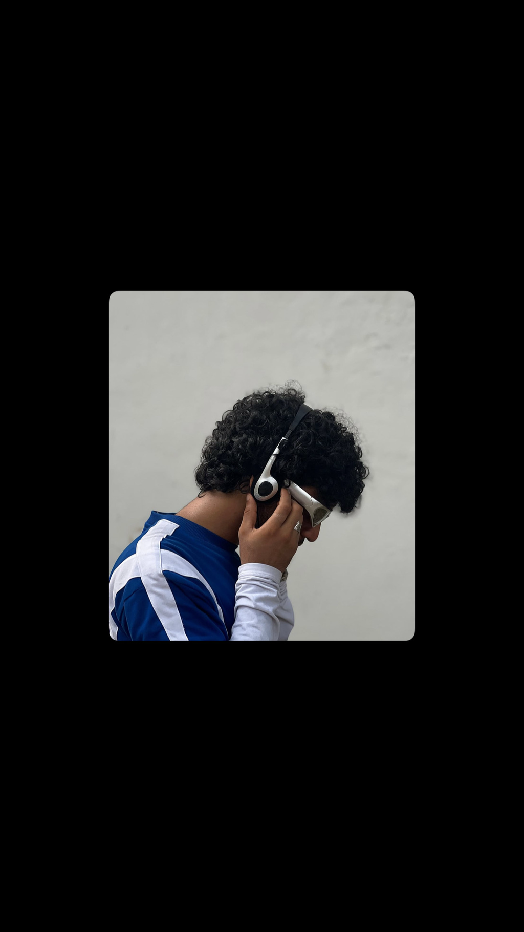 Wired on headphones (3 mm)